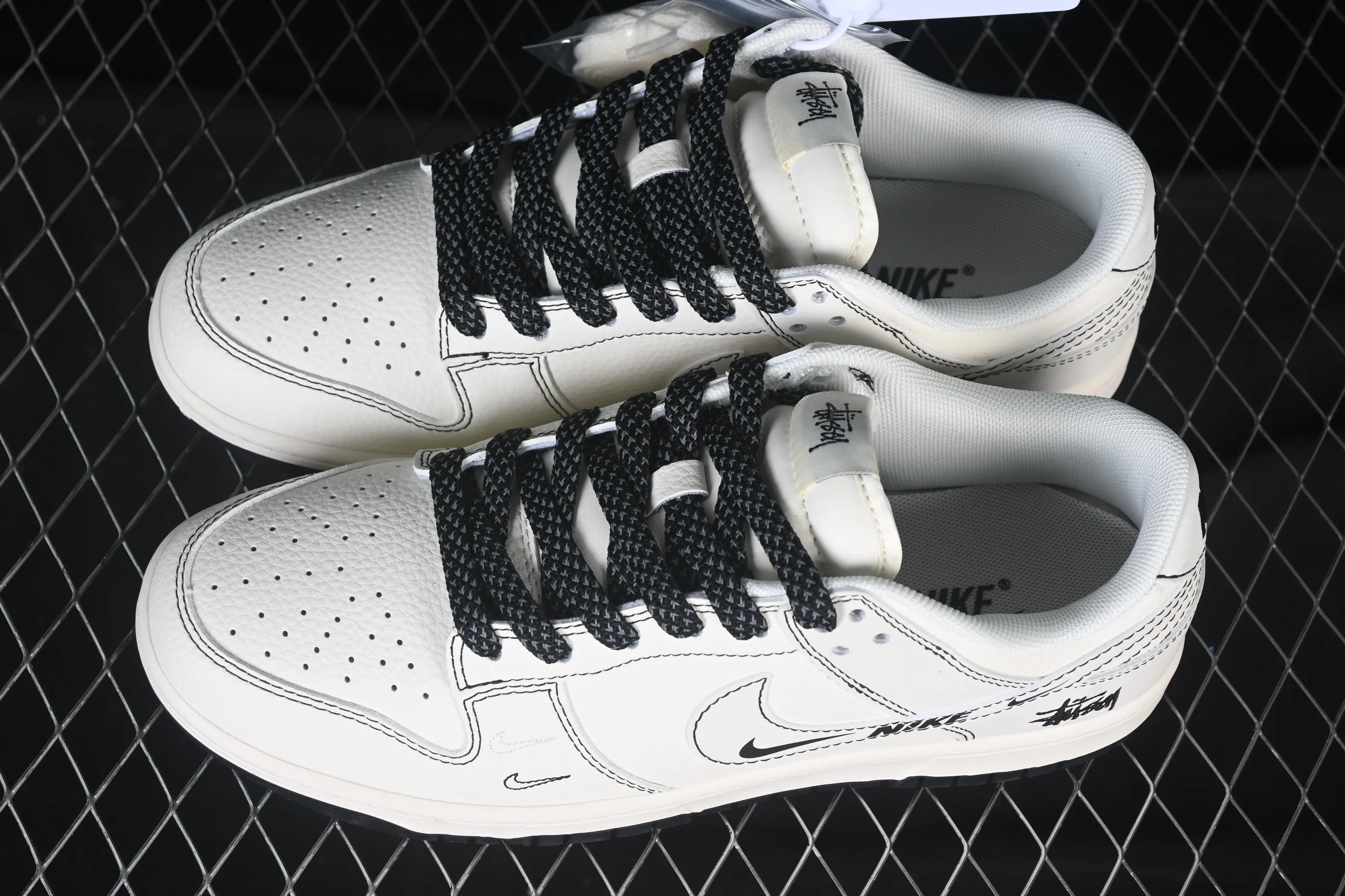 All categories Nk SB Dunk Series Nk SB Dunk Low High-end customized low-top sneakers Nike SB Dunk Low Stusi co-branded beige small double hook High-end customized low-top casual sneakers HH7518-096